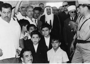 المرحوم عبدالله العثمان مع أبنائه إبان حفل وضع حجر أساس جامع صيدا عام 1962